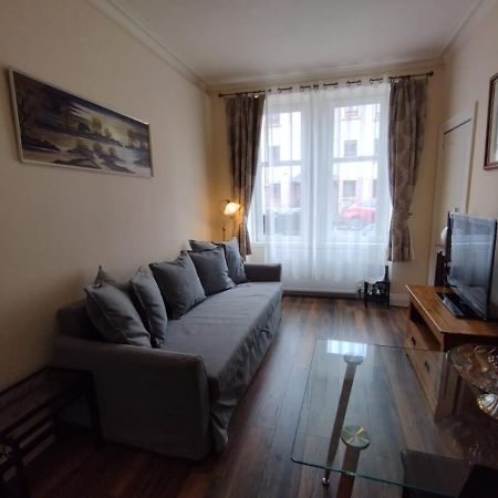 2 Bedrooms Flat Central Edinburgh, Sleeps 6, In The Shadow Of Holyrood Park And Arthur'S Seat With Free Parking, Two Bed Rooms المظهر الخارجي الصورة