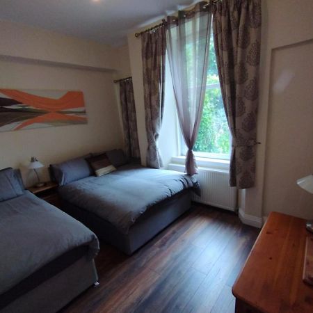 2 Bedrooms Flat Central Edinburgh, Sleeps 6, In The Shadow Of Holyrood Park And Arthur'S Seat With Free Parking, Two Bed Rooms المظهر الخارجي الصورة