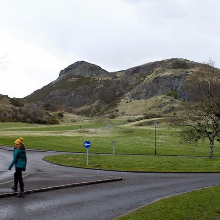 2 Bedrooms Flat Central Edinburgh, Sleeps 6, In The Shadow Of Holyrood Park And Arthur'S Seat With Free Parking, Two Bed Rooms المظهر الخارجي الصورة