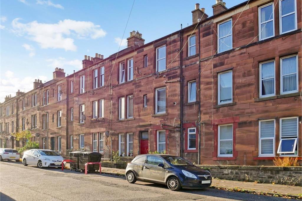 2 Bedrooms Flat Central Edinburgh, Sleeps 6, In The Shadow Of Holyrood Park And Arthur'S Seat With Free Parking, Two Bed Rooms المظهر الخارجي الصورة