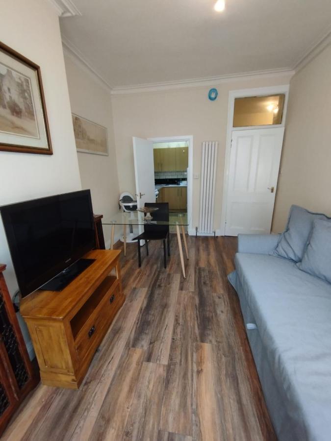 2 Bedrooms Flat Central Edinburgh, Sleeps 6, In The Shadow Of Holyrood Park And Arthur'S Seat With Free Parking, Two Bed Rooms المظهر الخارجي الصورة