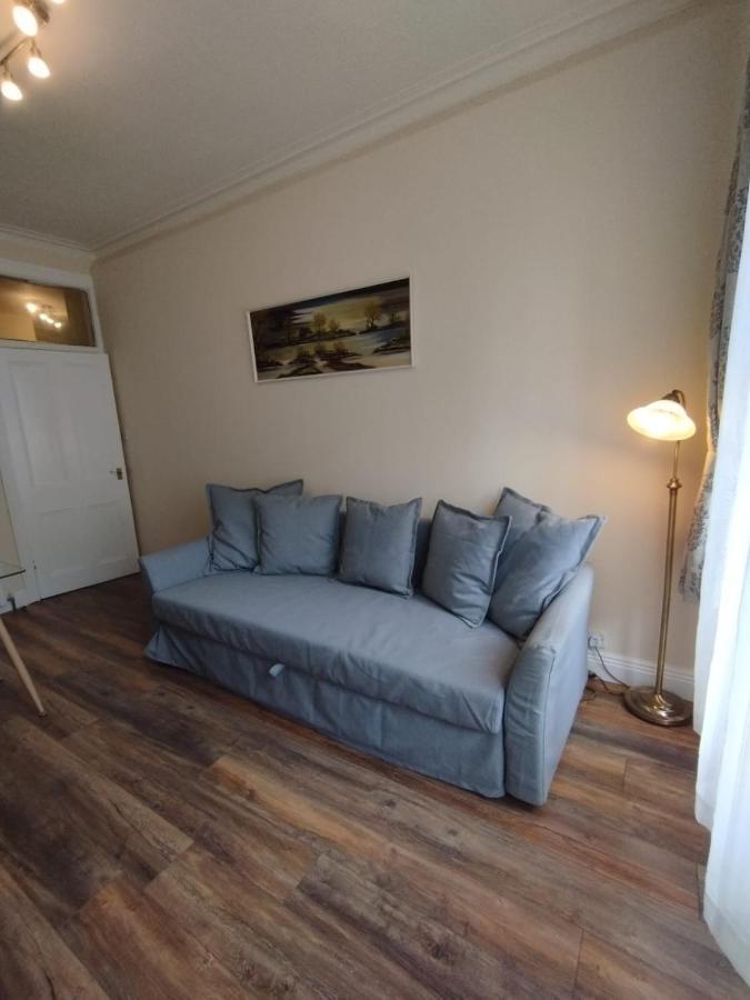 2 Bedrooms Flat Central Edinburgh, Sleeps 6, In The Shadow Of Holyrood Park And Arthur'S Seat With Free Parking, Two Bed Rooms المظهر الخارجي الصورة