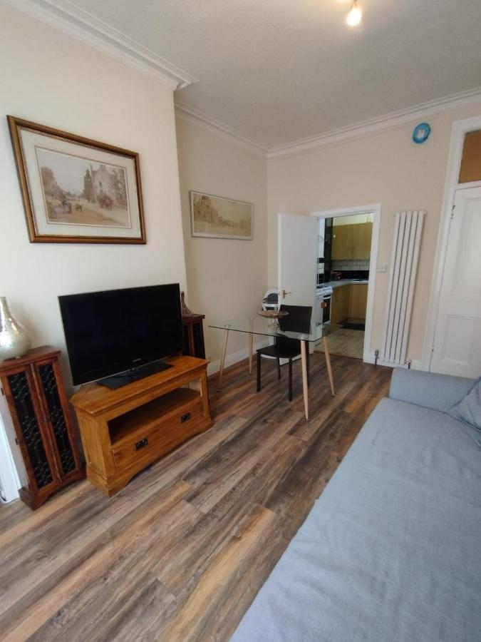 2 Bedrooms Flat Central Edinburgh, Sleeps 6, In The Shadow Of Holyrood Park And Arthur'S Seat With Free Parking, Two Bed Rooms المظهر الخارجي الصورة