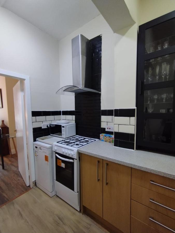 2 Bedrooms Flat Central Edinburgh, Sleeps 6, In The Shadow Of Holyrood Park And Arthur'S Seat With Free Parking, Two Bed Rooms المظهر الخارجي الصورة