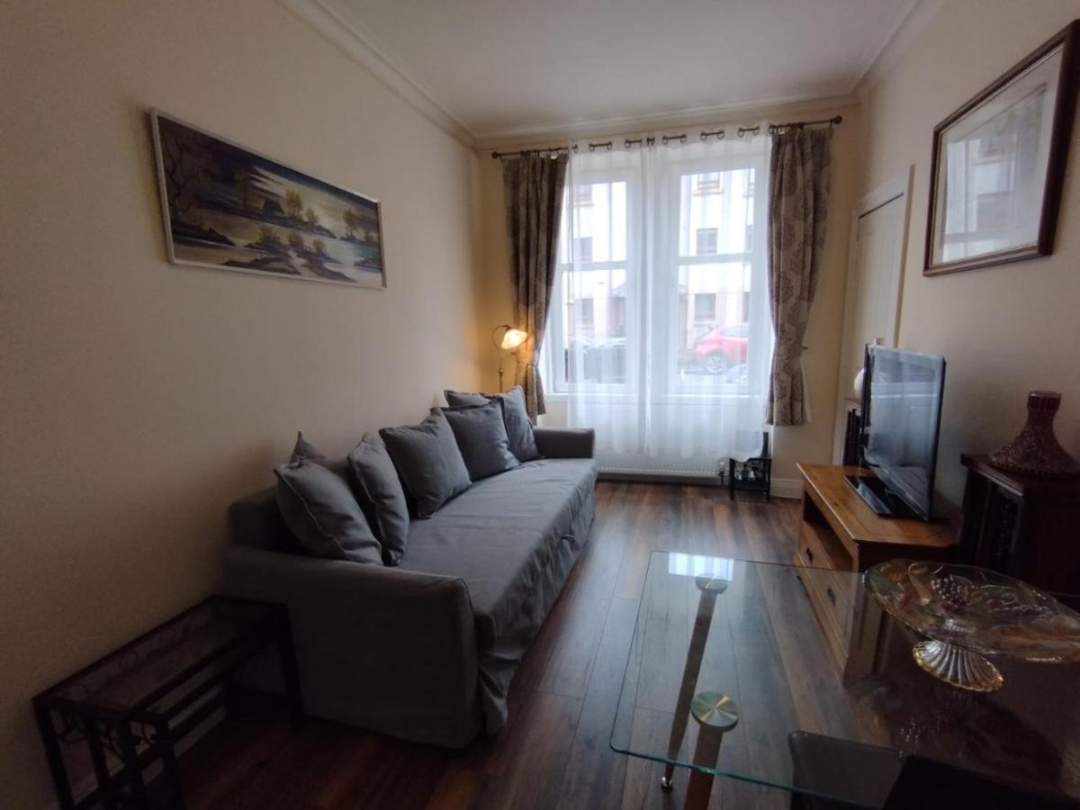 2 Bedrooms Flat Central Edinburgh, Sleeps 6, In The Shadow Of Holyrood Park And Arthur'S Seat With Free Parking, Two Bed Rooms المظهر الخارجي الصورة