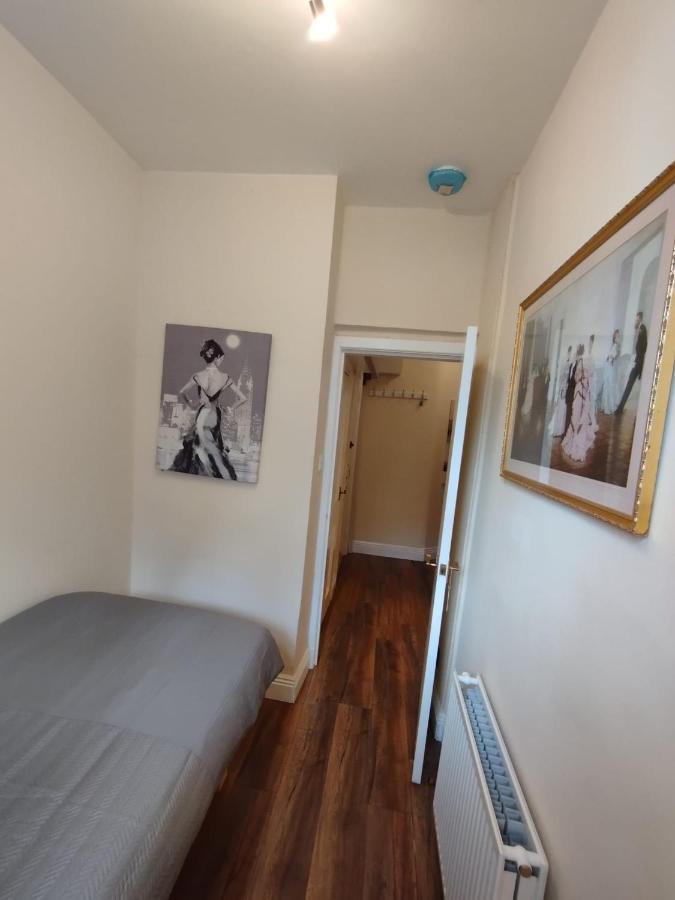 2 Bedrooms Flat Central Edinburgh, Sleeps 6, In The Shadow Of Holyrood Park And Arthur'S Seat With Free Parking, Two Bed Rooms المظهر الخارجي الصورة