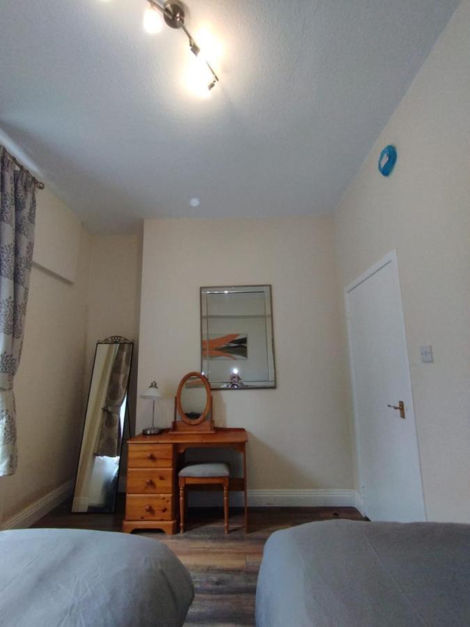 2 Bedrooms Flat Central Edinburgh, Sleeps 6, In The Shadow Of Holyrood Park And Arthur'S Seat With Free Parking, Two Bed Rooms المظهر الخارجي الصورة