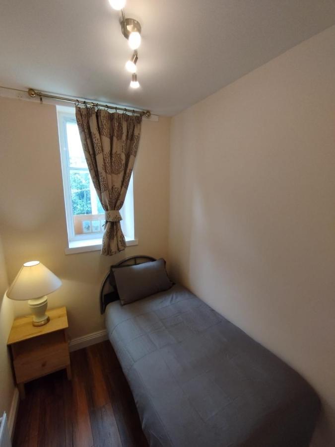 2 Bedrooms Flat Central Edinburgh, Sleeps 6, In The Shadow Of Holyrood Park And Arthur'S Seat With Free Parking, Two Bed Rooms المظهر الخارجي الصورة