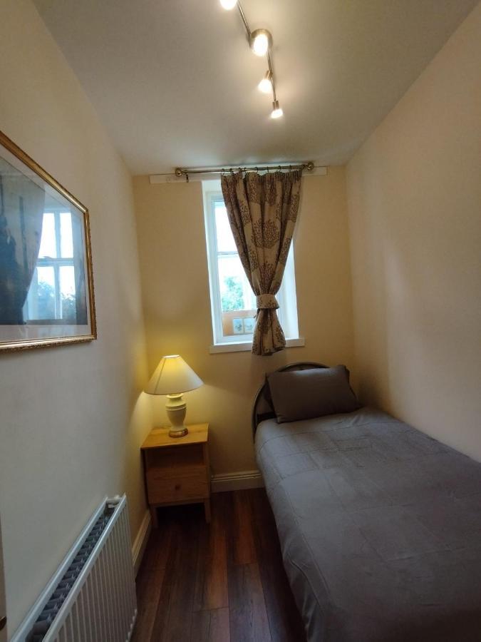 2 Bedrooms Flat Central Edinburgh, Sleeps 6, In The Shadow Of Holyrood Park And Arthur'S Seat With Free Parking, Two Bed Rooms المظهر الخارجي الصورة