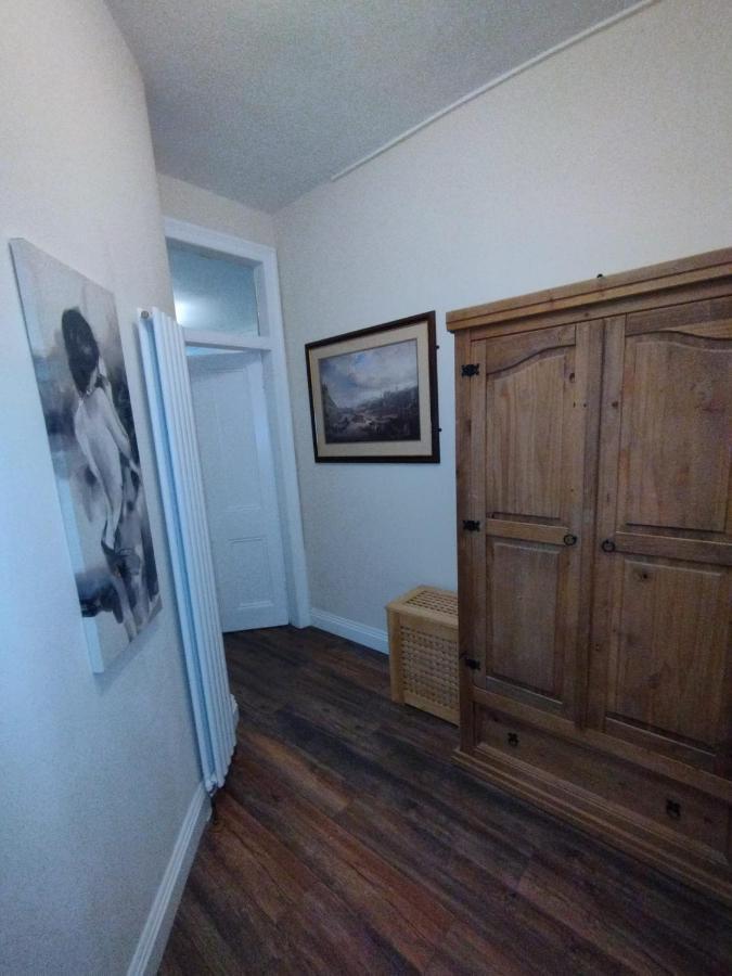 2 Bedrooms Flat Central Edinburgh, Sleeps 6, In The Shadow Of Holyrood Park And Arthur'S Seat With Free Parking, Two Bed Rooms المظهر الخارجي الصورة