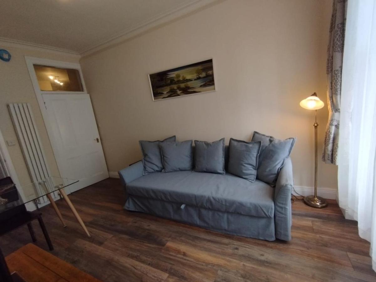 2 Bedrooms Flat Central Edinburgh, Sleeps 6, In The Shadow Of Holyrood Park And Arthur'S Seat With Free Parking, Two Bed Rooms المظهر الخارجي الصورة