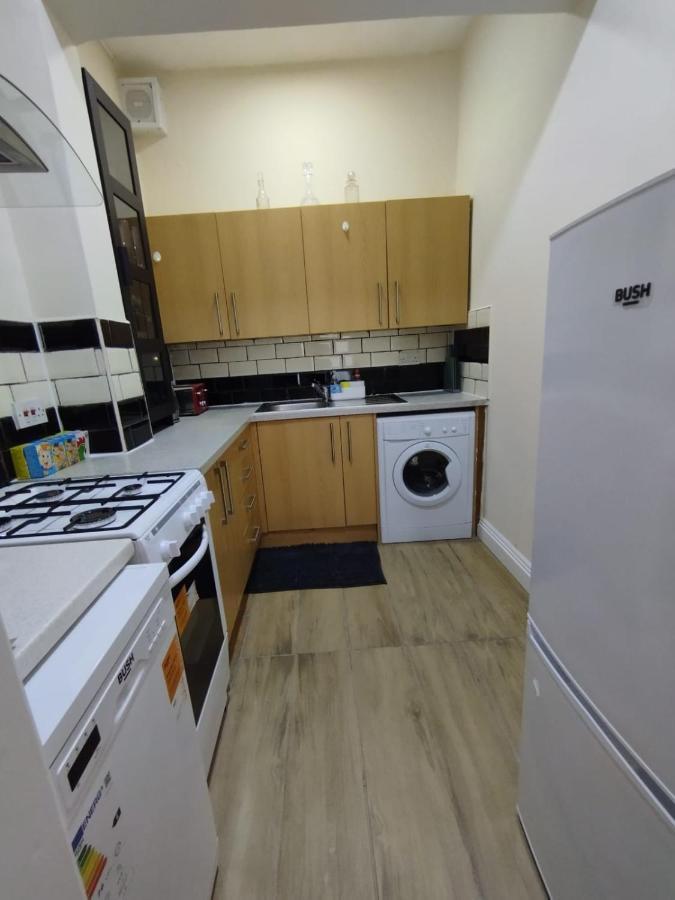 2 Bedrooms Flat Central Edinburgh, Sleeps 6, In The Shadow Of Holyrood Park And Arthur'S Seat With Free Parking, Two Bed Rooms المظهر الخارجي الصورة