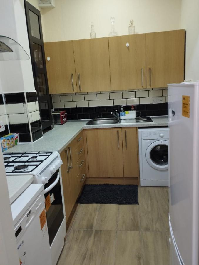 2 Bedrooms Flat Central Edinburgh, Sleeps 6, In The Shadow Of Holyrood Park And Arthur'S Seat With Free Parking, Two Bed Rooms المظهر الخارجي الصورة