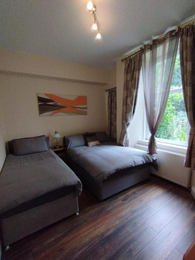 2 Bedrooms Flat Central Edinburgh, Sleeps 6, In The Shadow Of Holyrood Park And Arthur'S Seat With Free Parking, Two Bed Rooms المظهر الخارجي الصورة