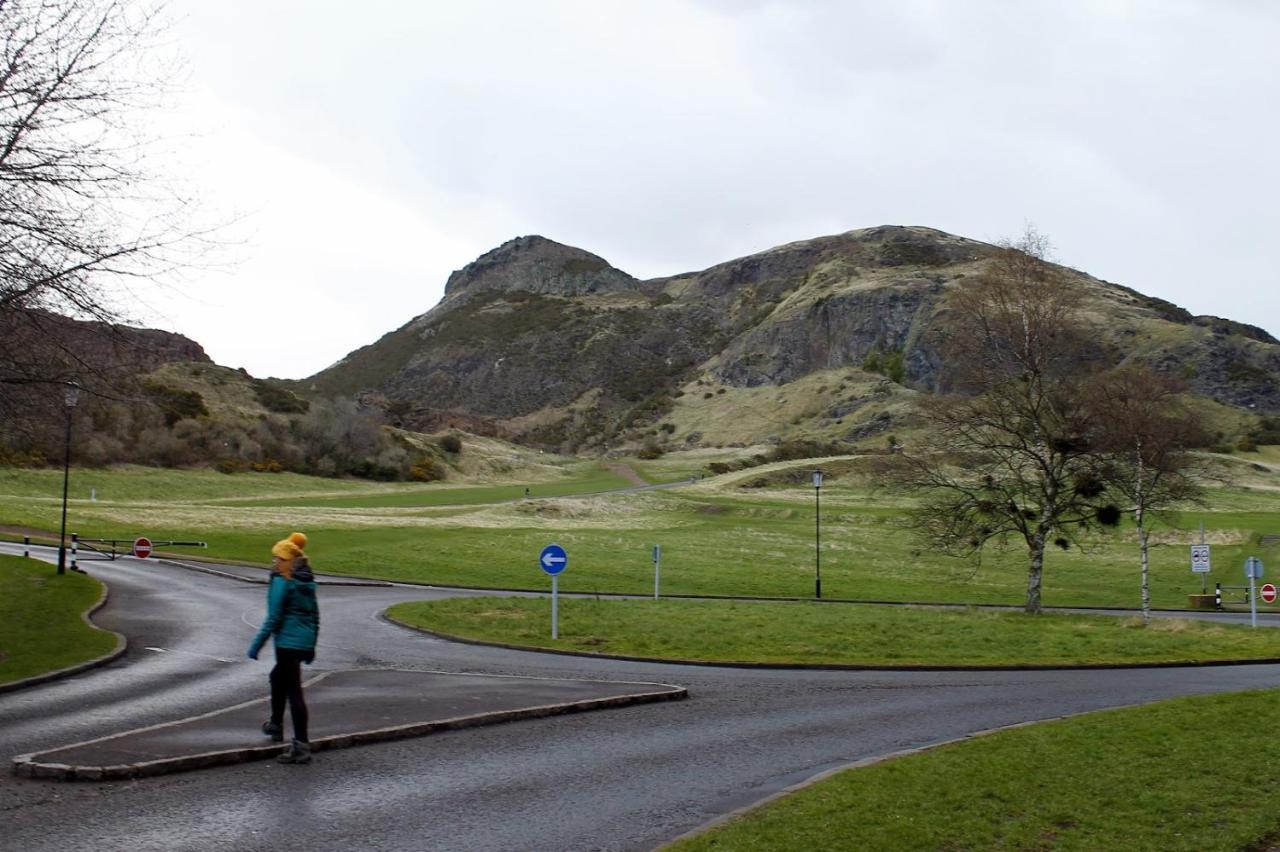 2 Bedrooms Flat Central Edinburgh, Sleeps 6, In The Shadow Of Holyrood Park And Arthur'S Seat With Free Parking, Two Bed Rooms المظهر الخارجي الصورة